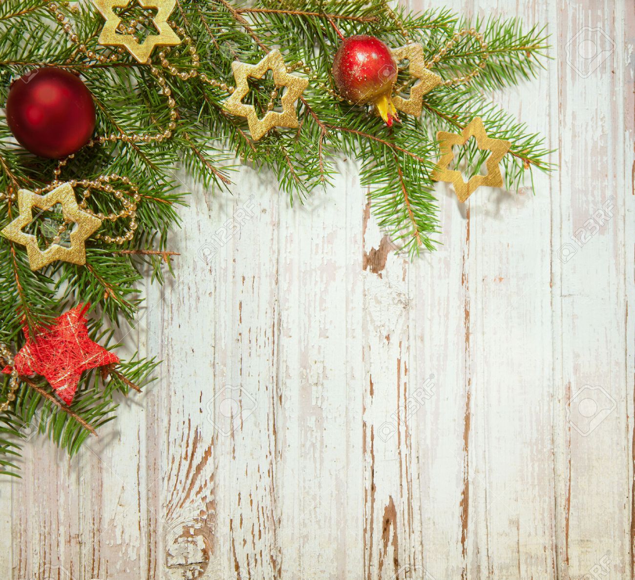 Kerst decoratie op oude houten plank royalty vrije foto, plaatjes ...