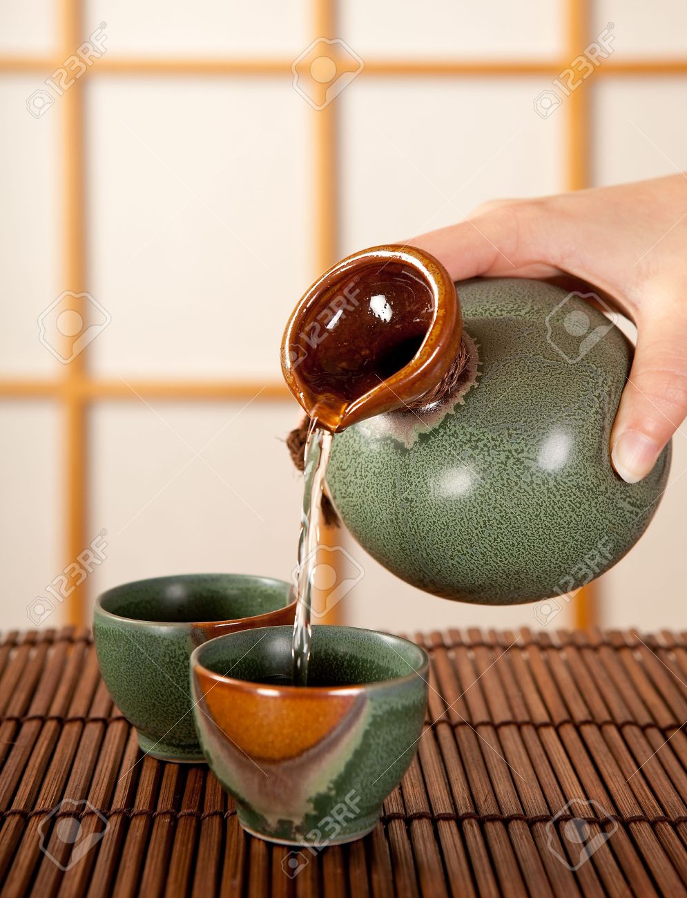 Hand souci de verser dans une chambre traditionnelle japonaise ...
