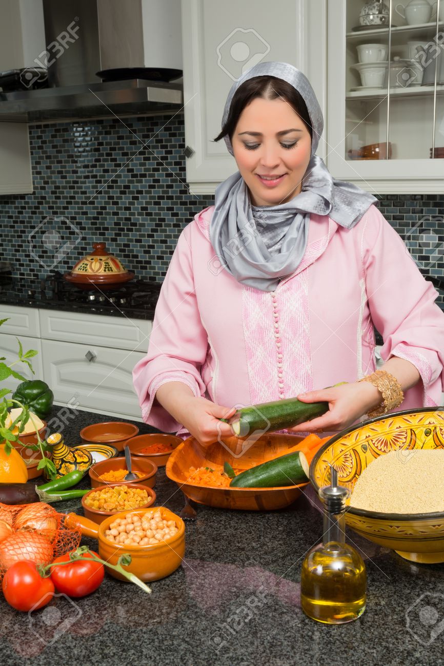 Femme marocaine immigrée en europe présentant son plat à tajine ...