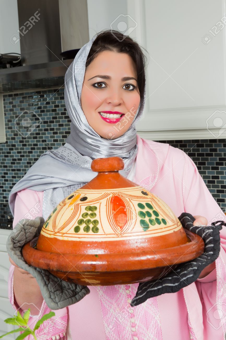 Bonne femme immigrée marocaine en europe présentant son plat de ...