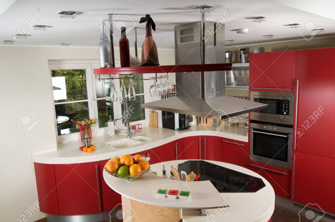 Plan d'un beau rouge de la cuisine moderne, de l'intérieur banque ...
