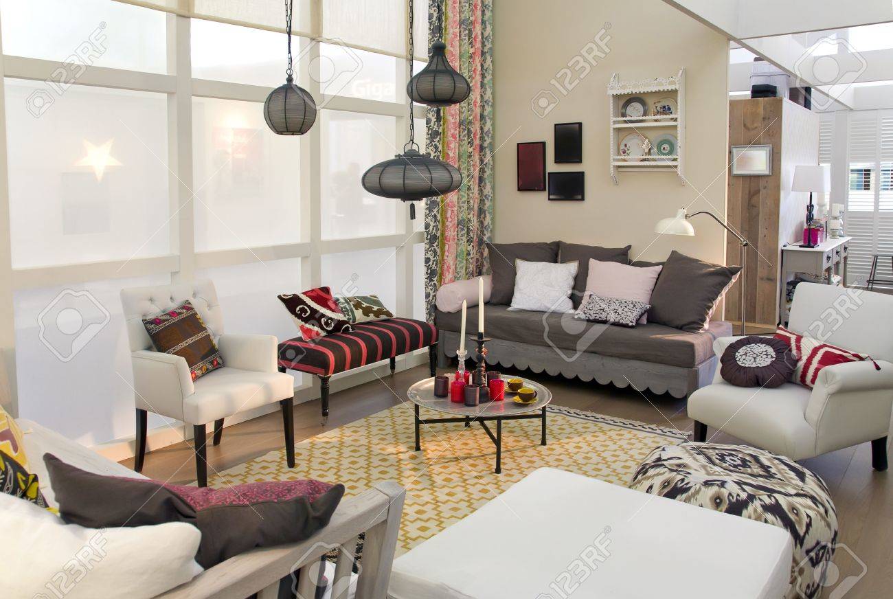 Ontwerp van kleurrijke woonkamer met folk motieven royalty vrije ...