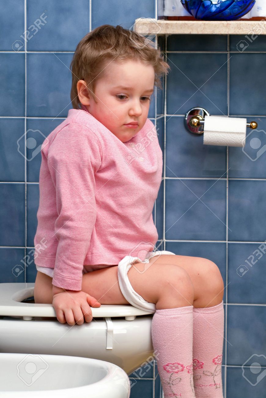 http://previews.123rf.com/images/area123/area1231204/area123120400292/13203366-Little-girl-on-the-toilet-that-makes-funny-faces-Stock-Photo.jpg