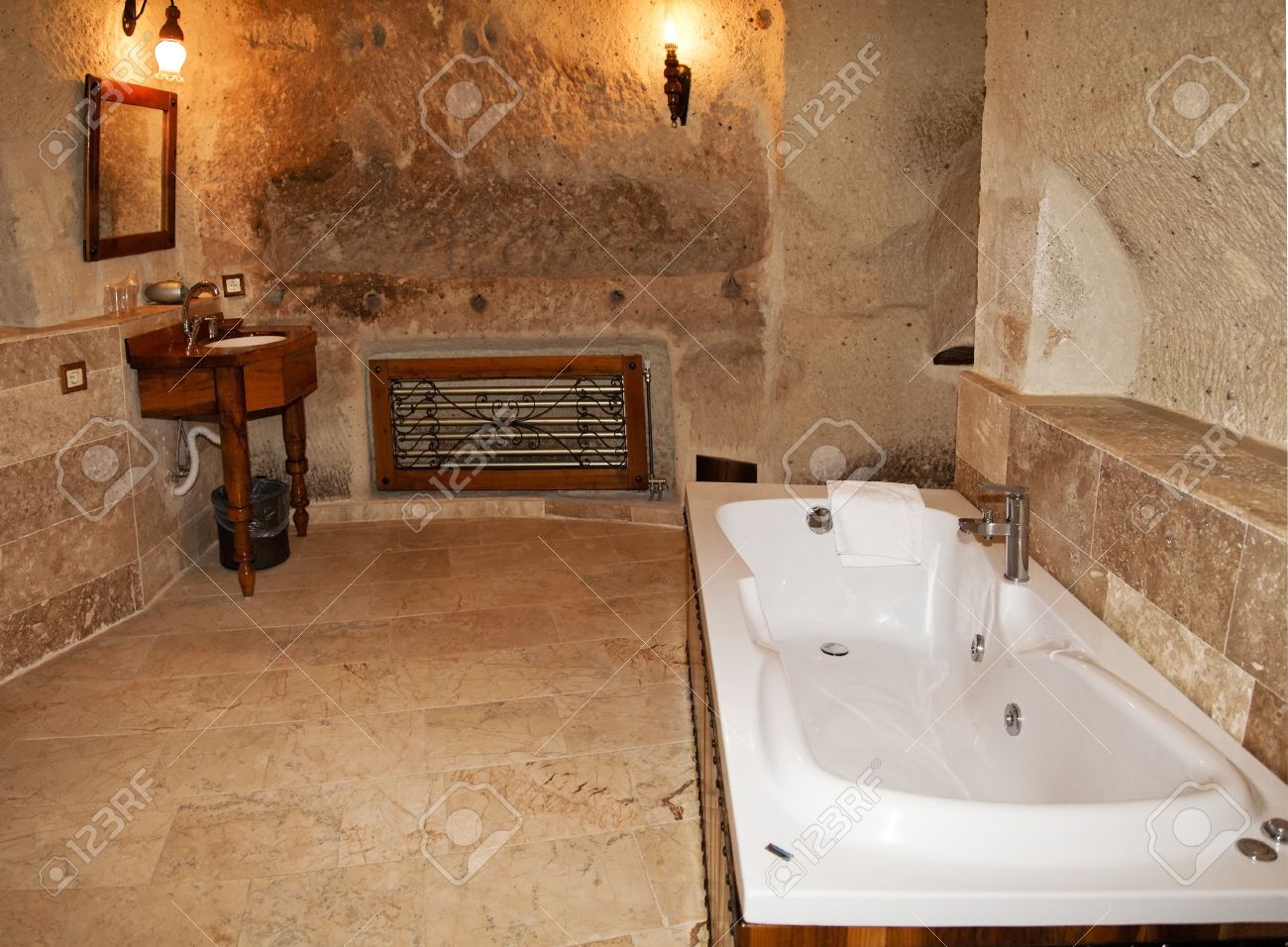 Marbre mural salle de bain: photo amenagement de salle bain avec ...