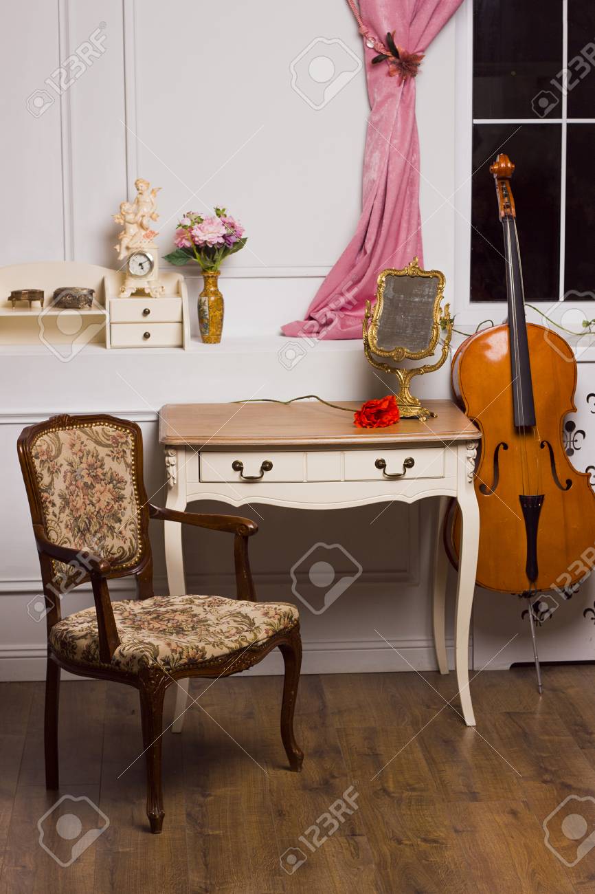 Modern antieke interieur van de woonkamer. wit nachtkastje met ...