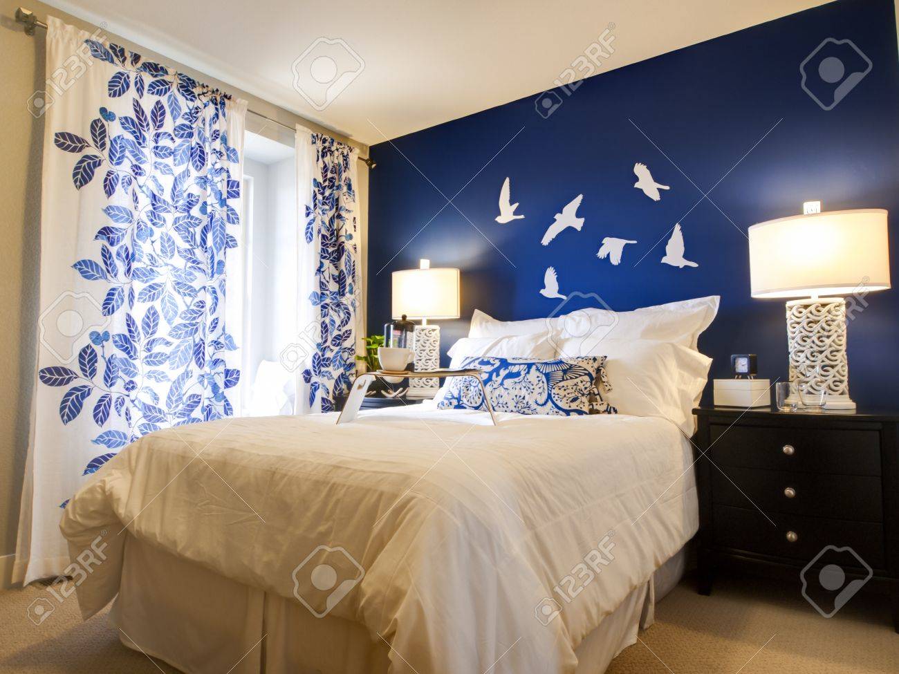 Moderne slaapkamer met blauwe muur en witte lakens. royalty vrije ...