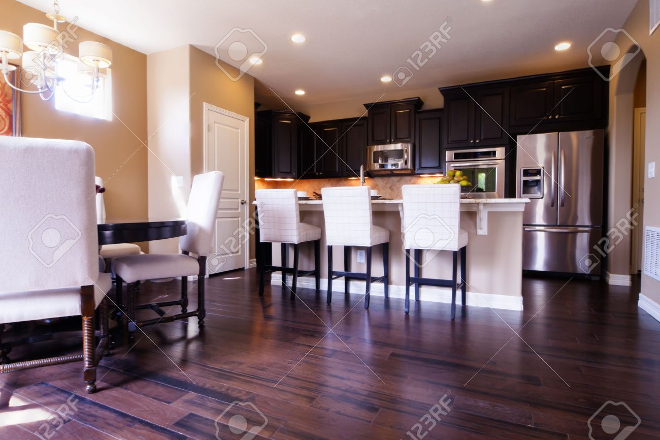 Moderne keuken met donkere houten kasten en hardhouten vloeren ... Keuken houten modern