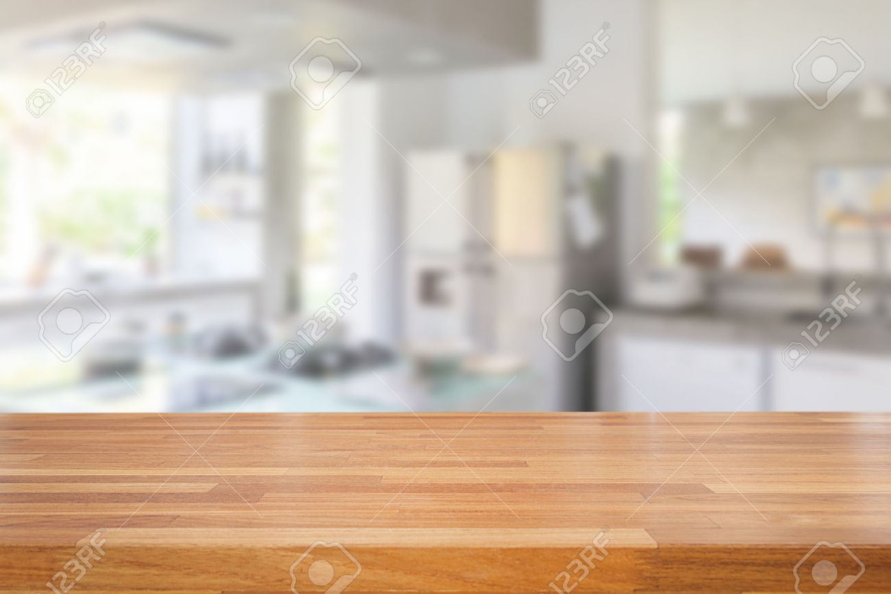 Lege houten tafel en wazig keuken achtergrond, product montage ...