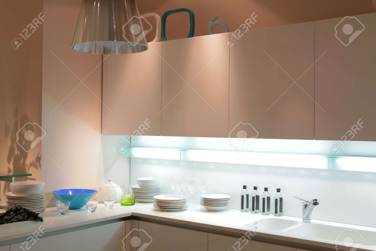Cuisine moderne de couleur beige avec tureen bleu et l'ombre sur ...