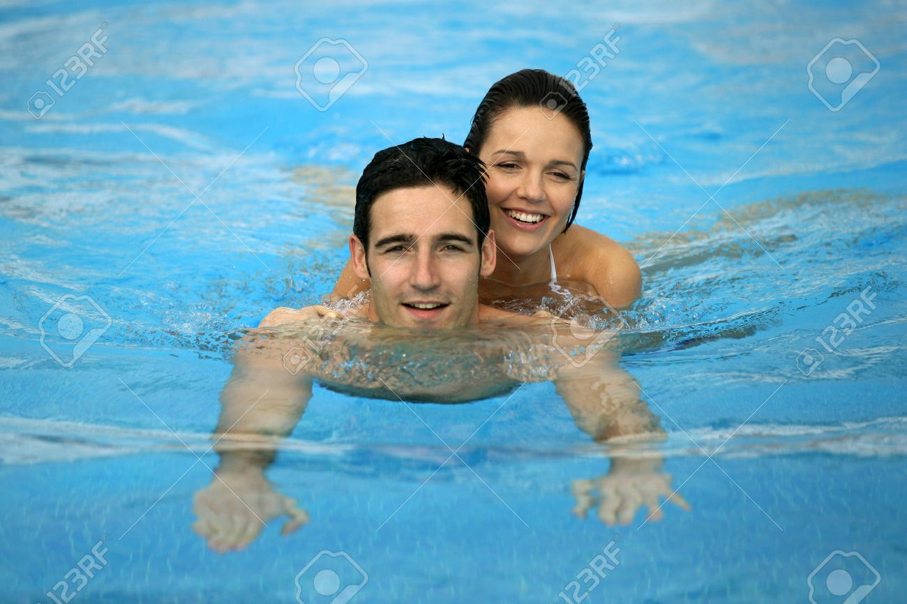 13881595-Couple-swimming-in-pool-Stock-Photo.jpg