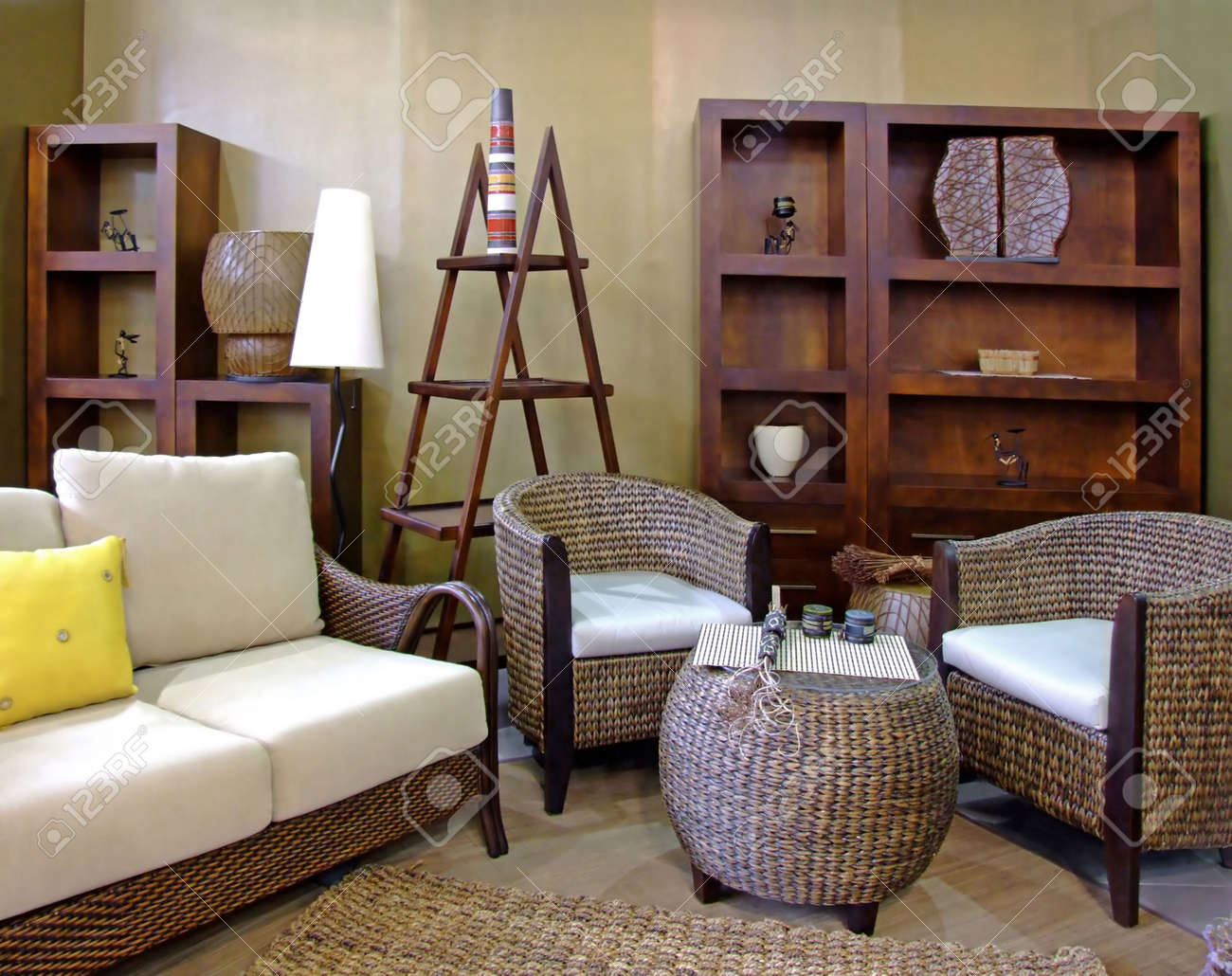 Moderne woonkamer in bruine kleuren met rotan meubels royalty ...