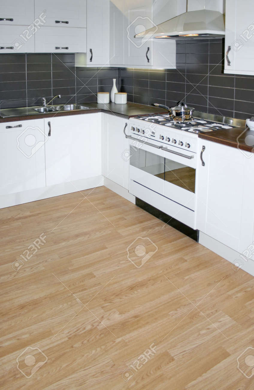 Moderne witte keuken met bruine houten vloeren royalty vrije foto ... Moderne vloeren