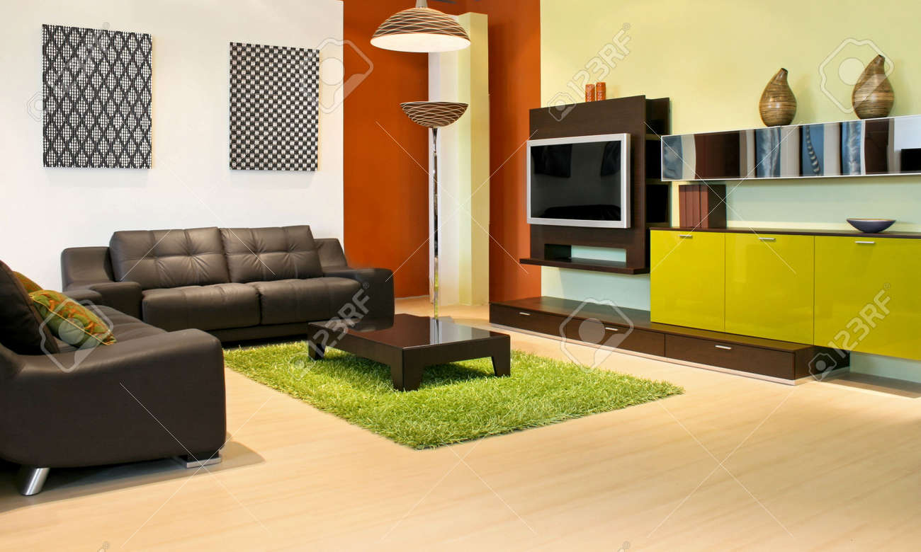 Moderne woonkamer met groen en terracotta kleuren royalty vrije ...