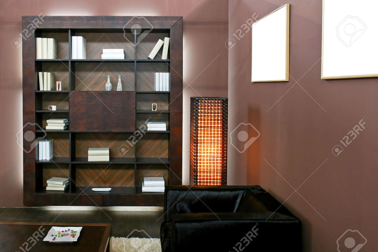Houten boek plank in bruin woonkamer royalty vrije foto, plaatjes ... Bruin woonkamer