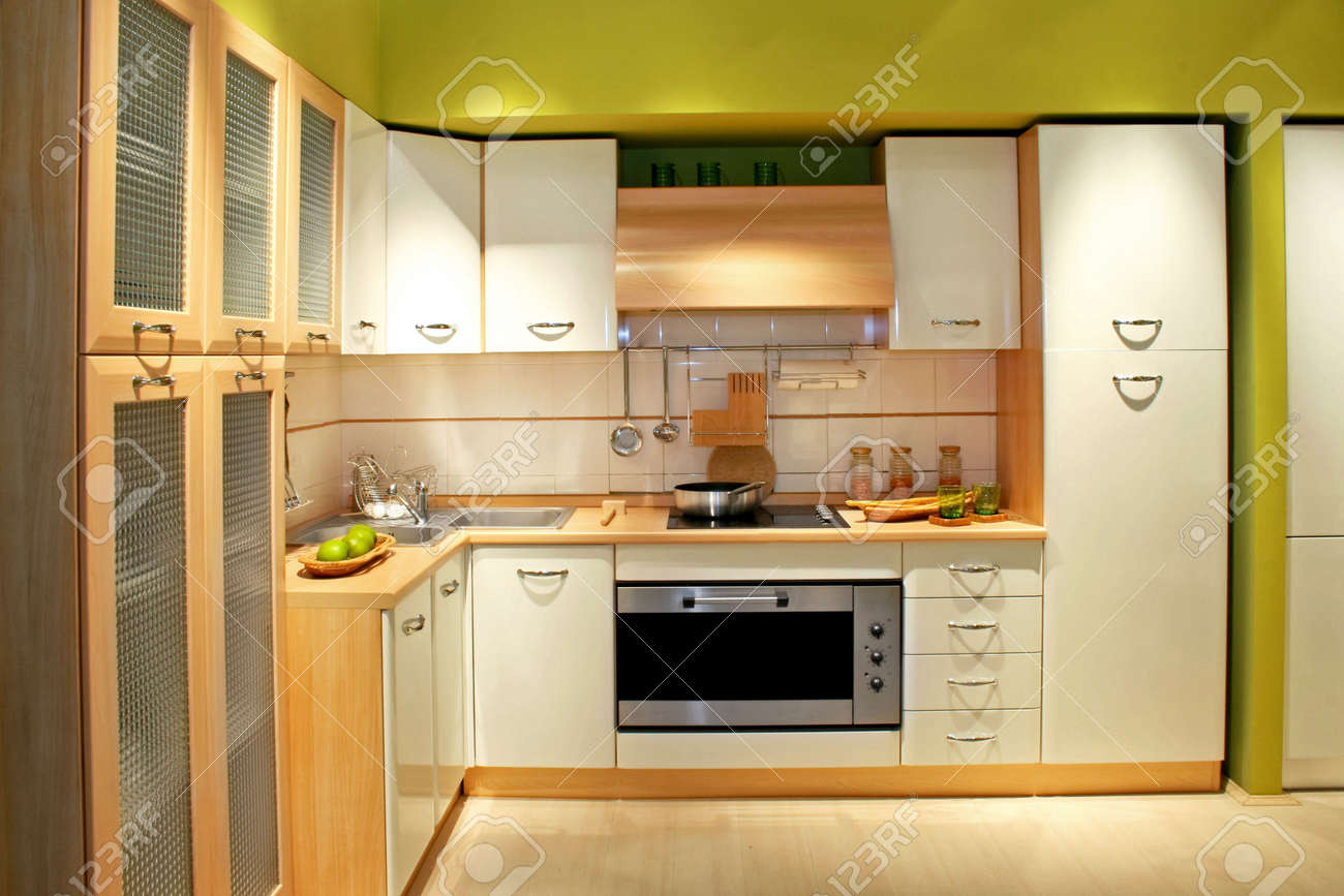 Cuisine moderne en bois avec une grande armoire banque d'images et ...