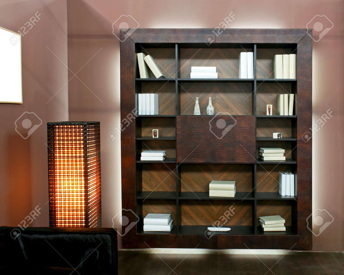 Houten boekenkast in bruin woonkamer royalty vrije foto, plaatjes ...