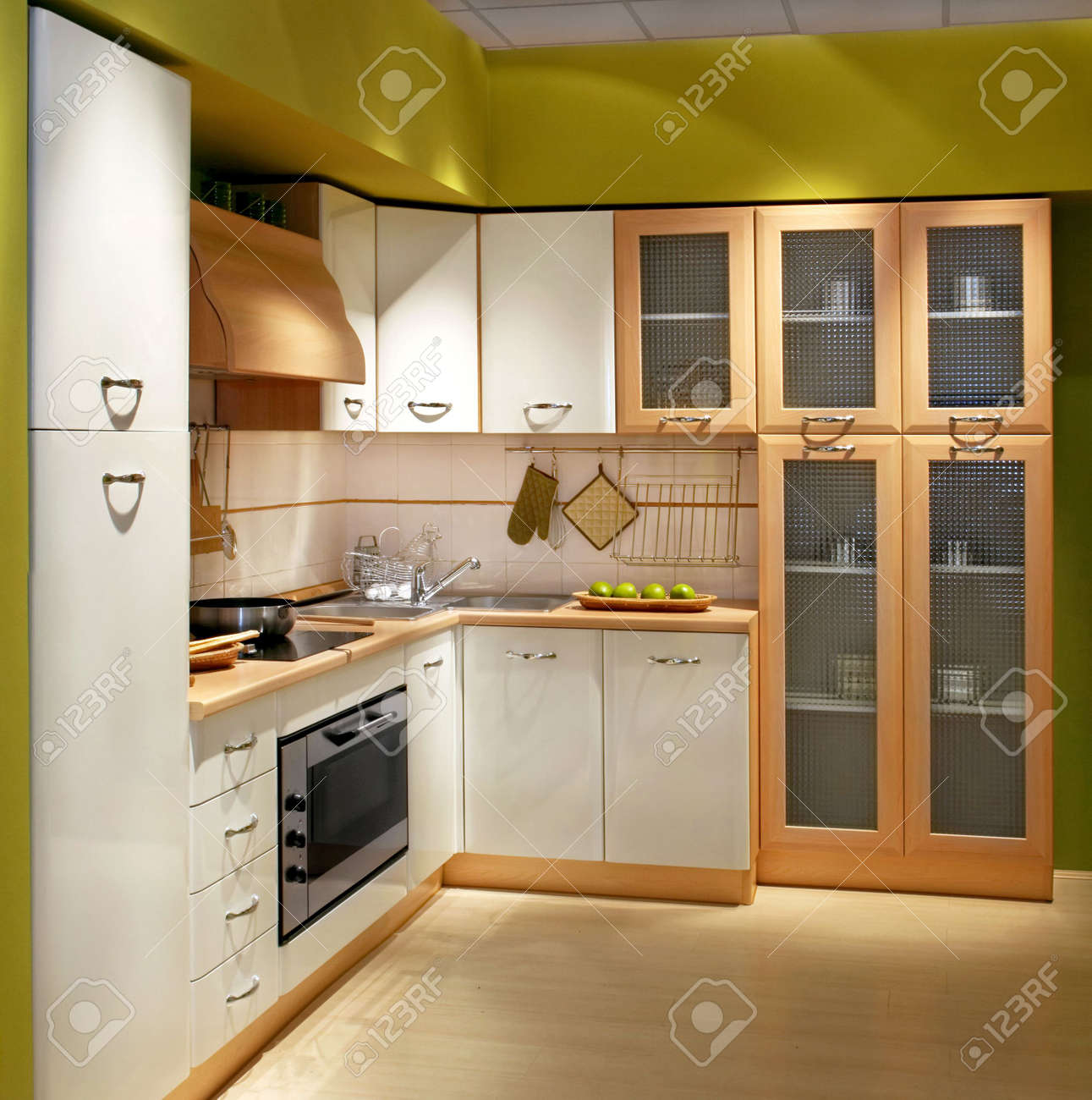 Cuisine moderne en bois avec une grande armoire banque d'images et ...