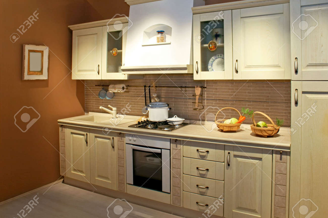 Vintage stijl keuken interieur in beige kleur royalty vrije foto ...