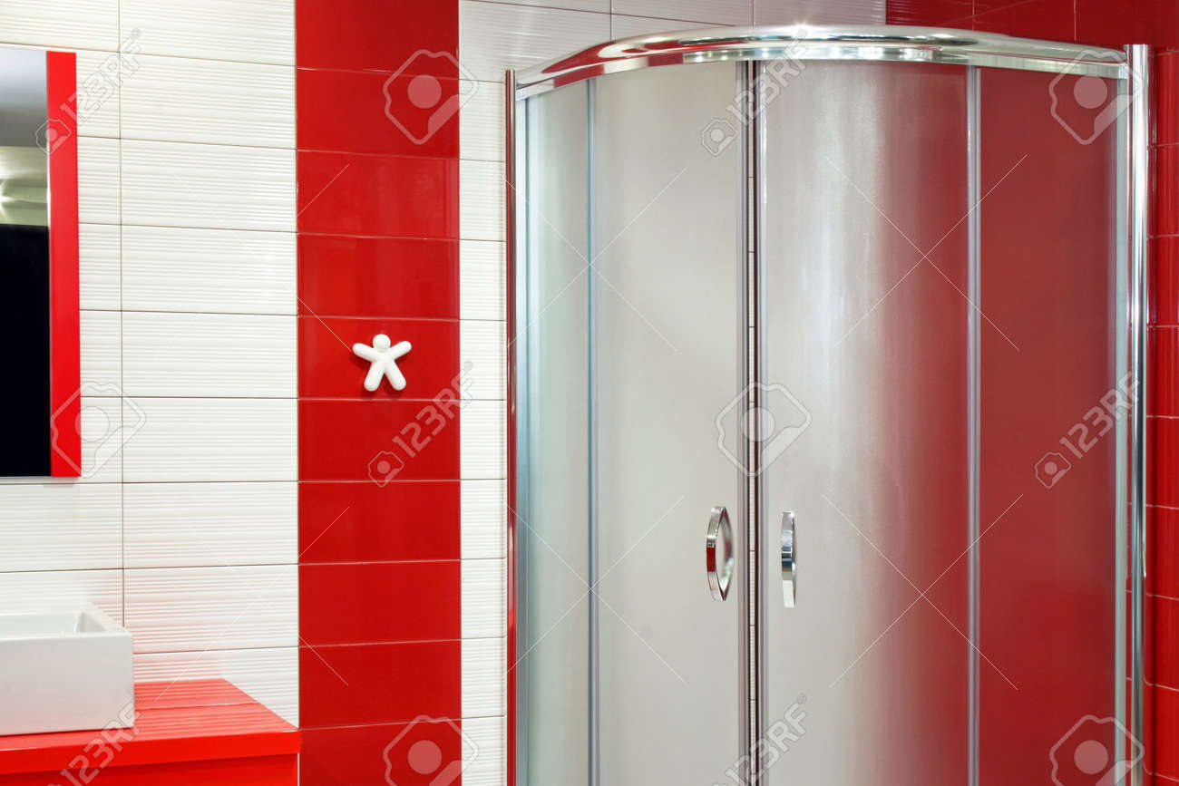 Moderno bagno doccia in rosso e bianco colori foto royalty free ...