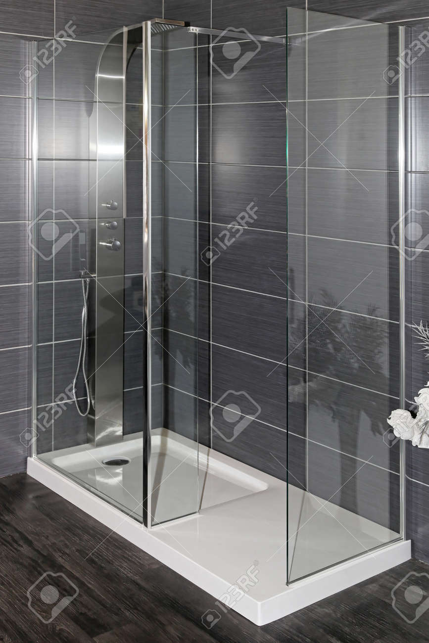 archivio fotografico modern interior bagno con ampia doccia e pavimento in legno