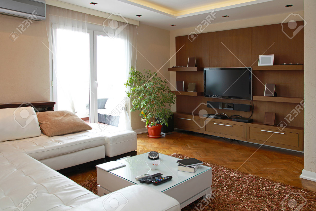 Wohnzimmer mit groÃem lcd tv regal in moderne wohnung lizenzfreie ...