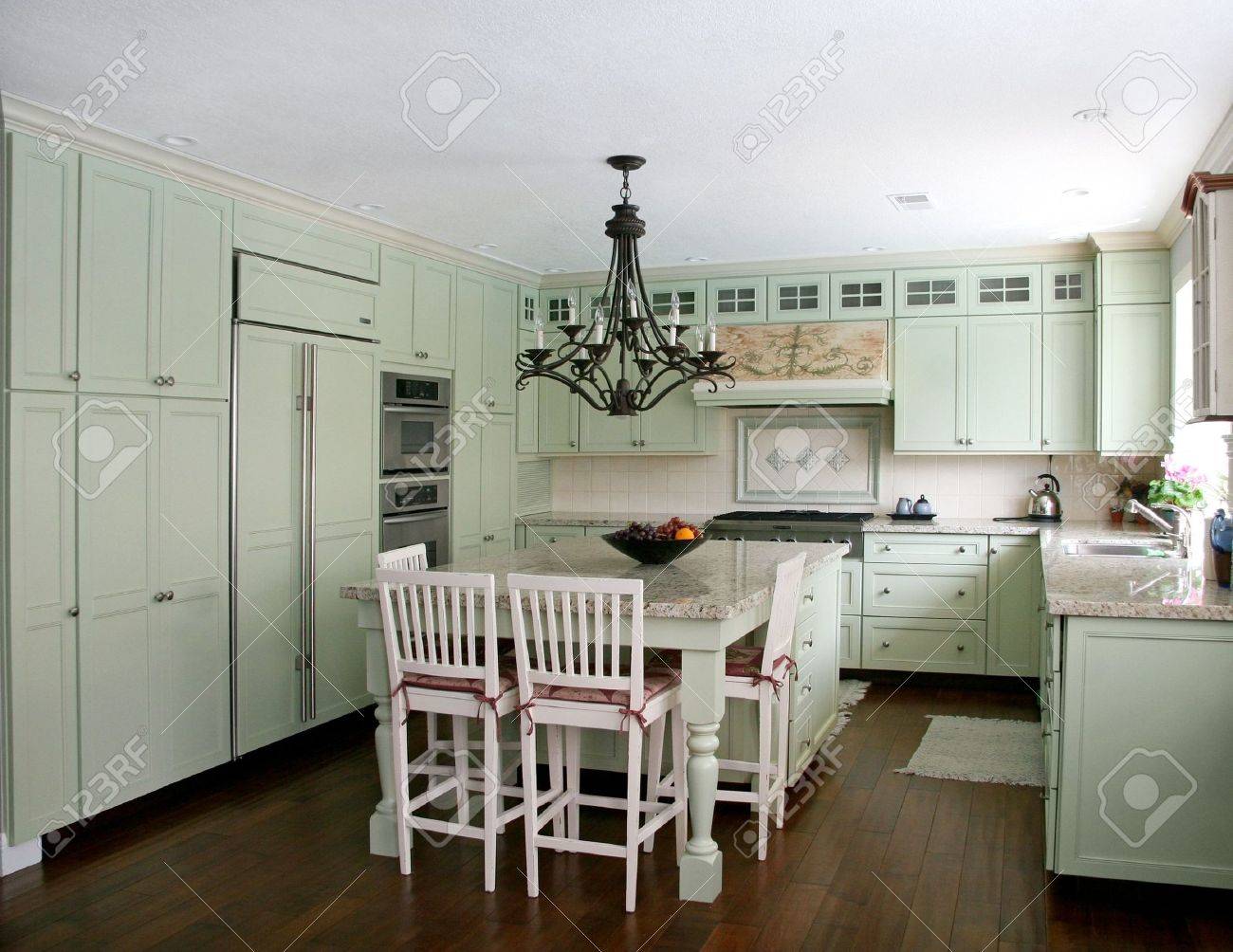 Stile country pistacchio cucina con isola foto royalty free ...