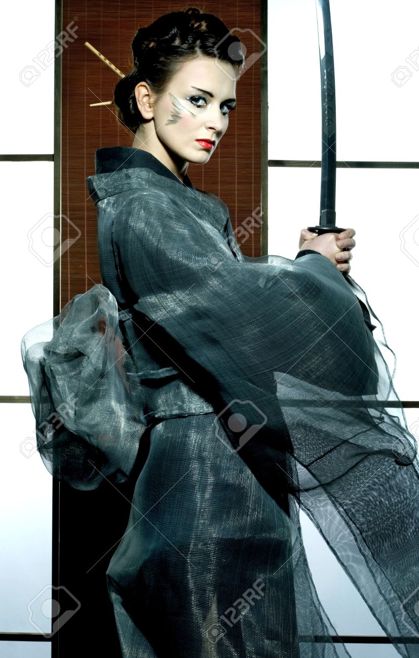 Belle femme kimono gris japonais avec l'épée de samouraï en ...