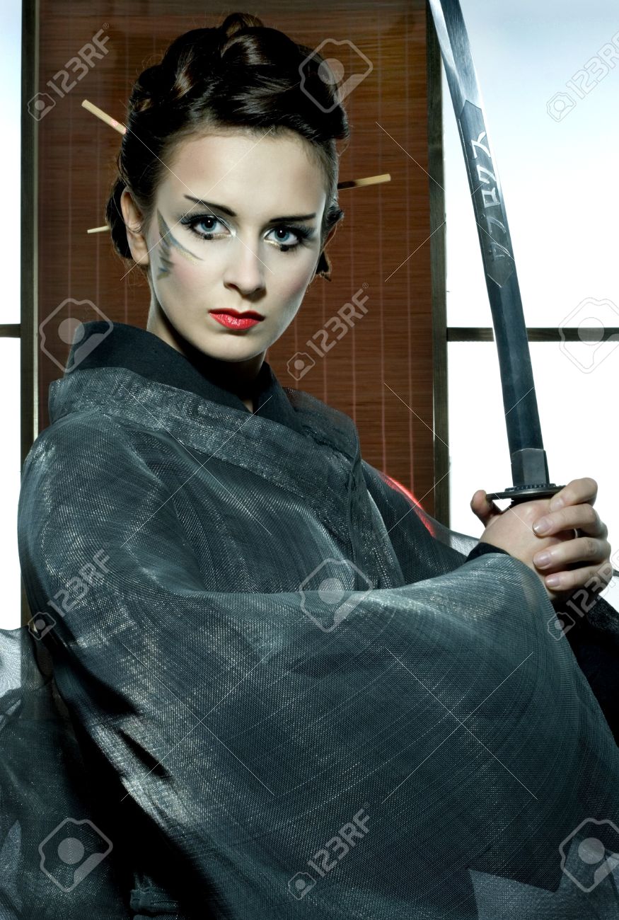 Belle japonaise kimono gris femme avec l'épée de samouraï dans la ...