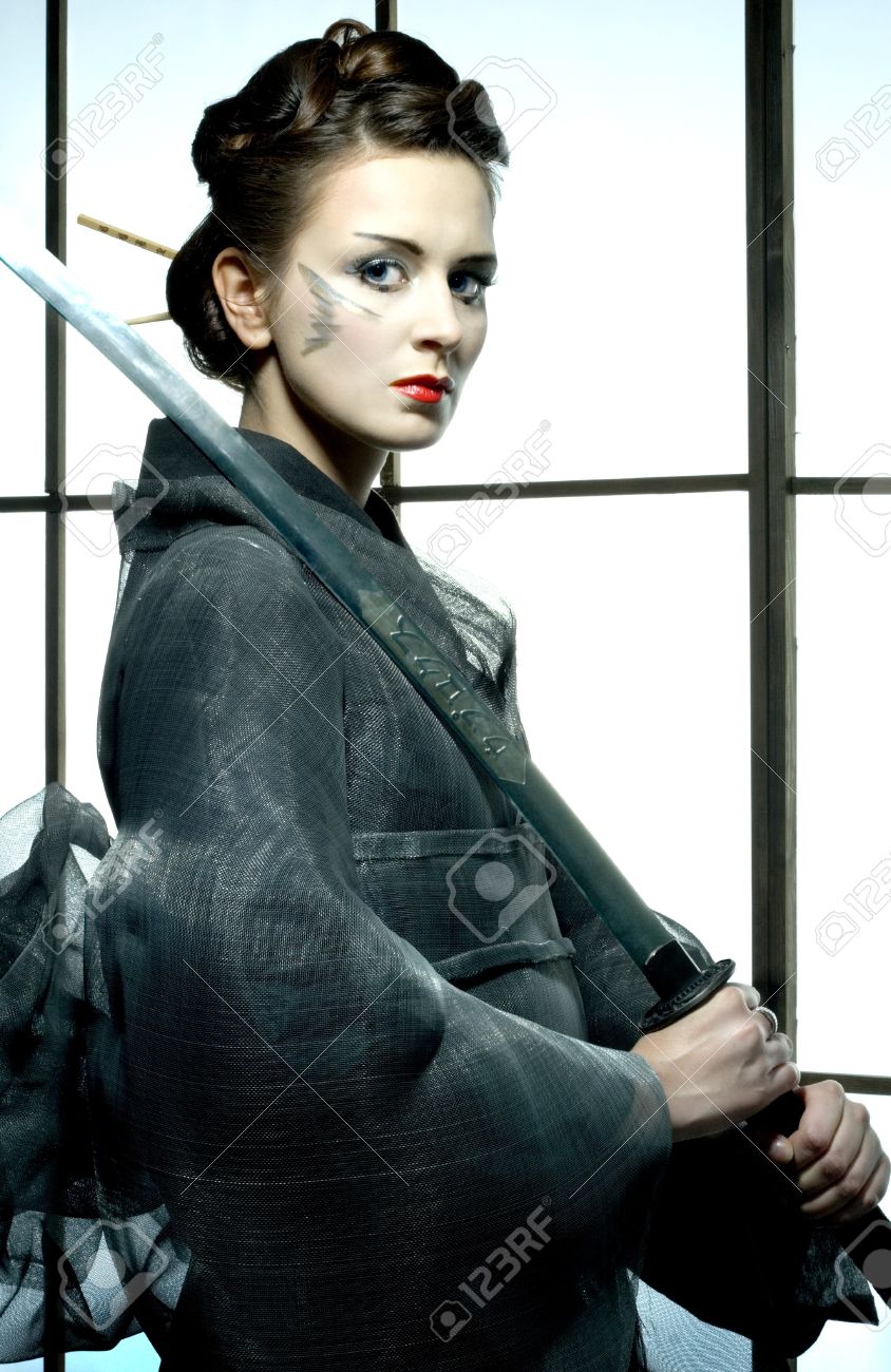 Belle femme kimono gris japonais avec l'épée de samouraï en ...