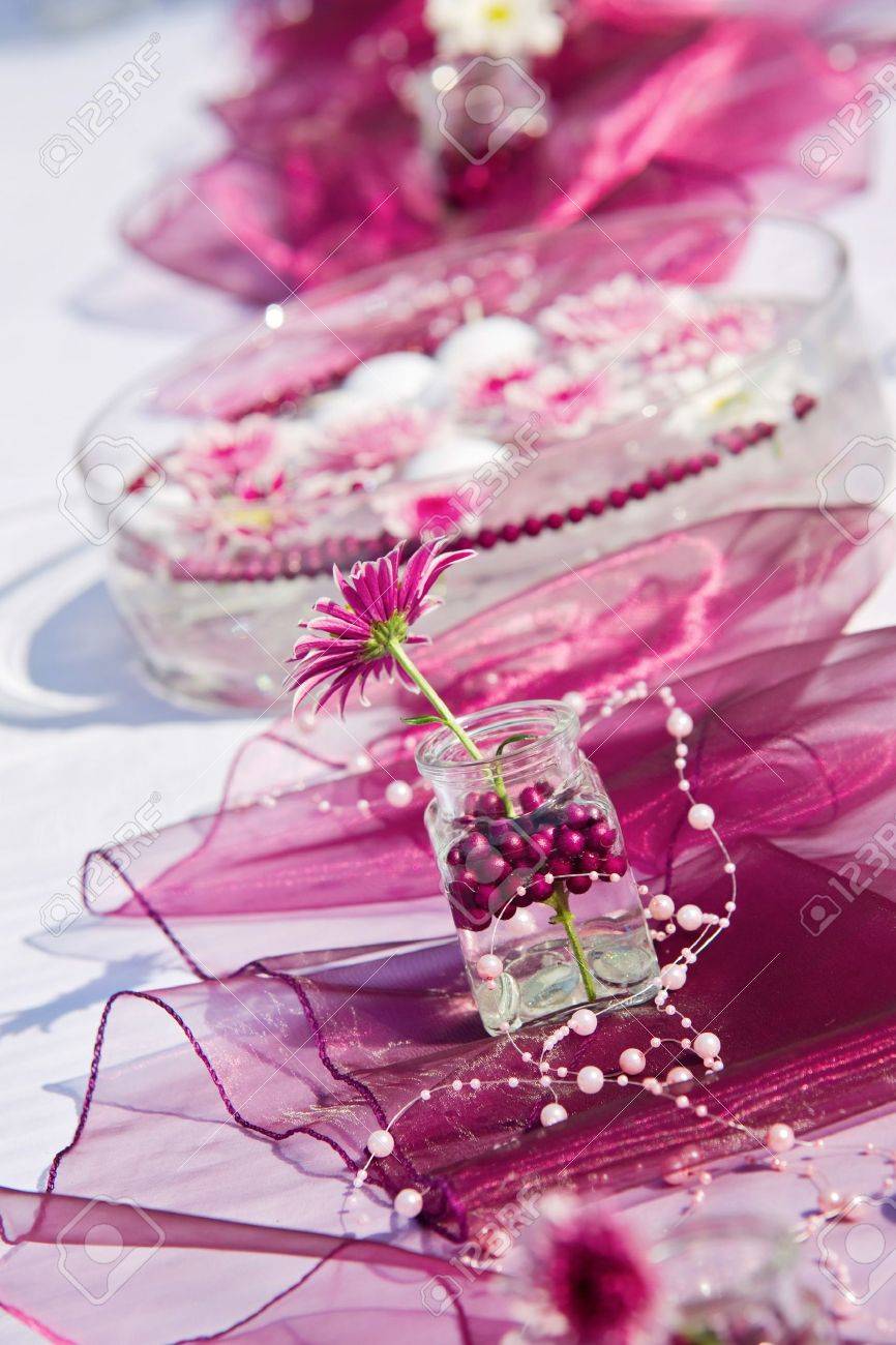 Decorazione tabella per una festa in giardino estivo foto royalty ... Decorazione Romantico Giardino