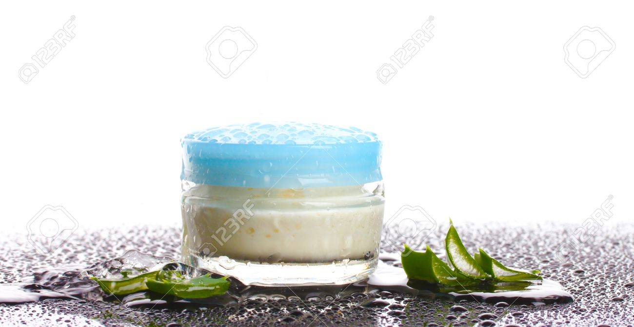 Vaso di vetro chiuso di crema e aloe sul tavolo nero con gocce d ... Tavoli vetro goccia