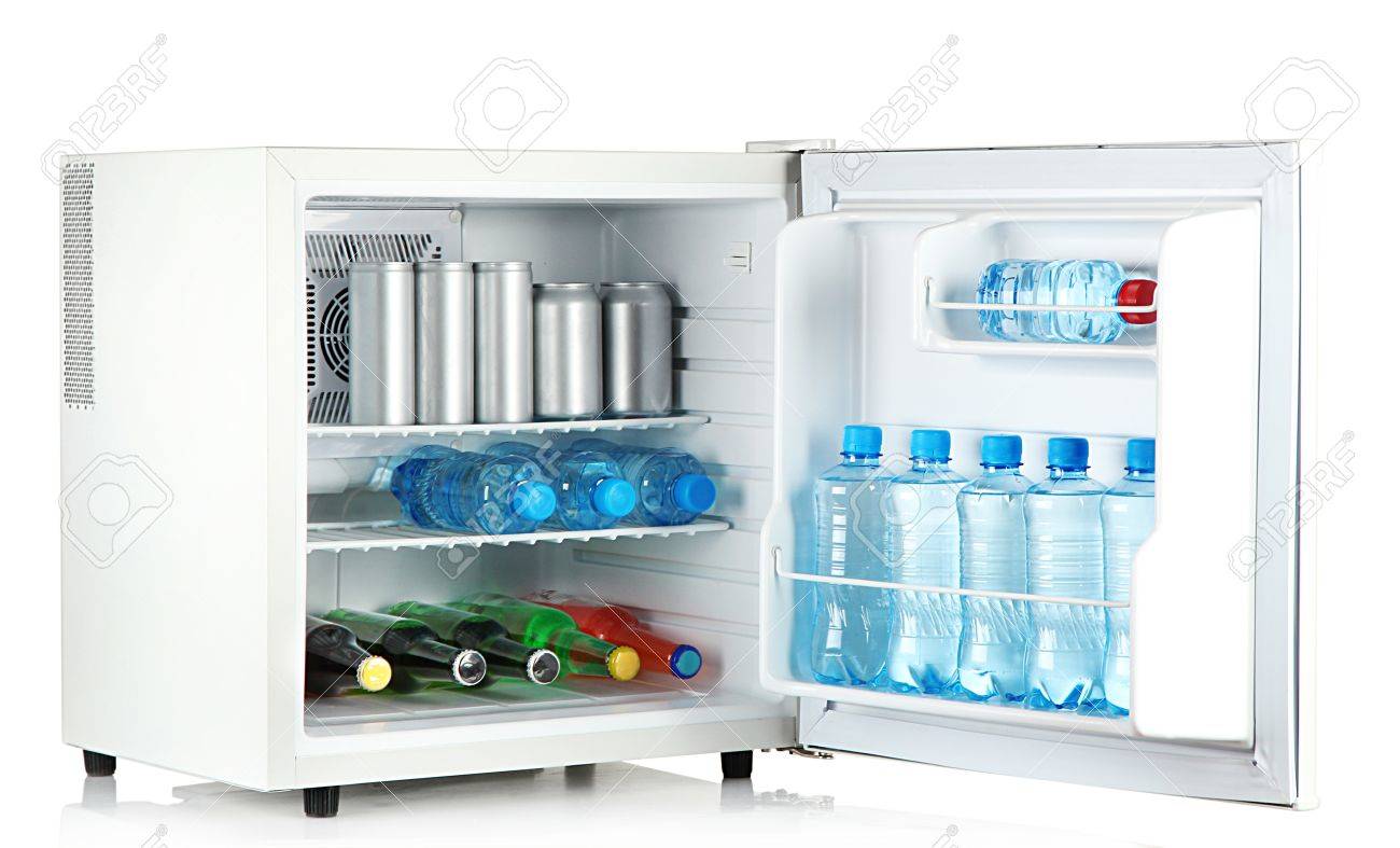 Mini frigo pieno di bottiglie e barattoli con bevande diverse ...