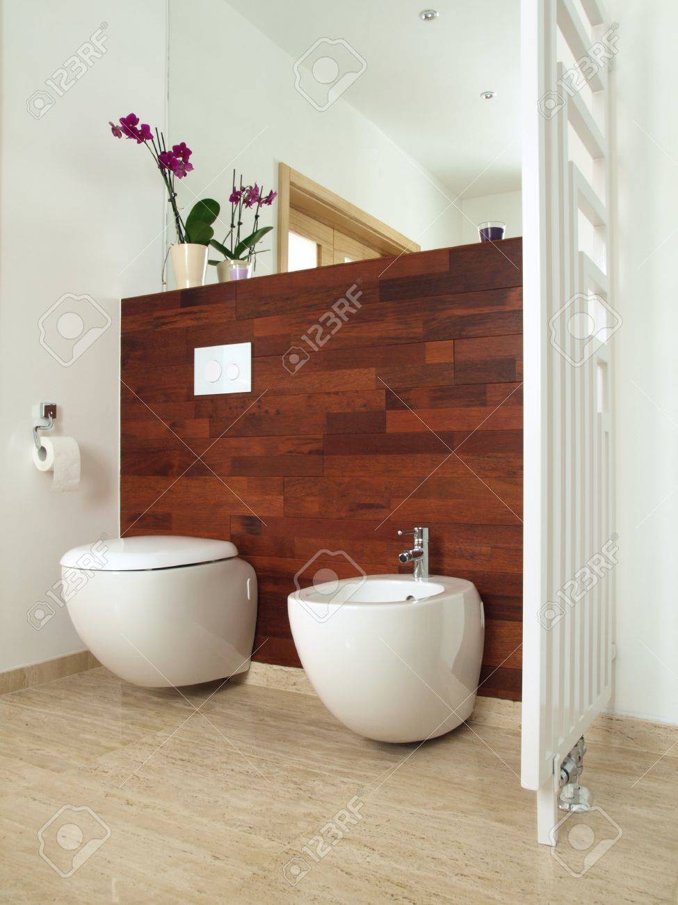 Salle de bain de luxe en bois exotique et en travertin banque d ...