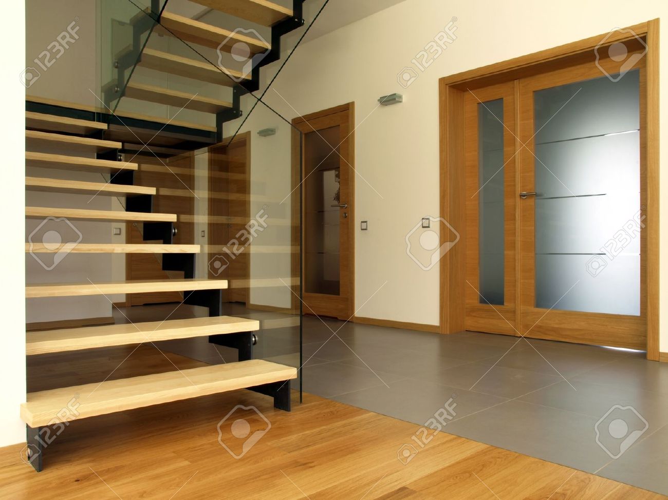 Un escalier en bois et en verre à l'intérieur maison moderne ...