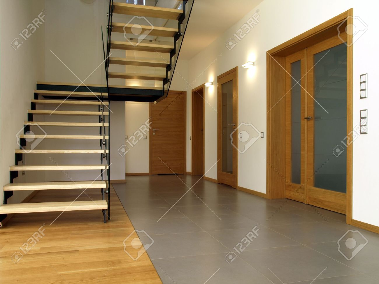 Verre et escaliers en bois à l'intérieur maison moderne banque d ...
