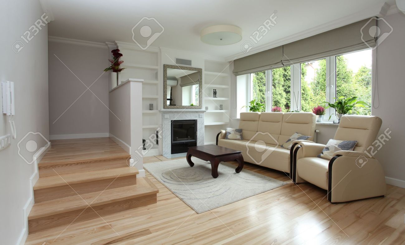 Moderne wohnzimmer mit treppe und kamin lizenzfreie fotos, bilder ...