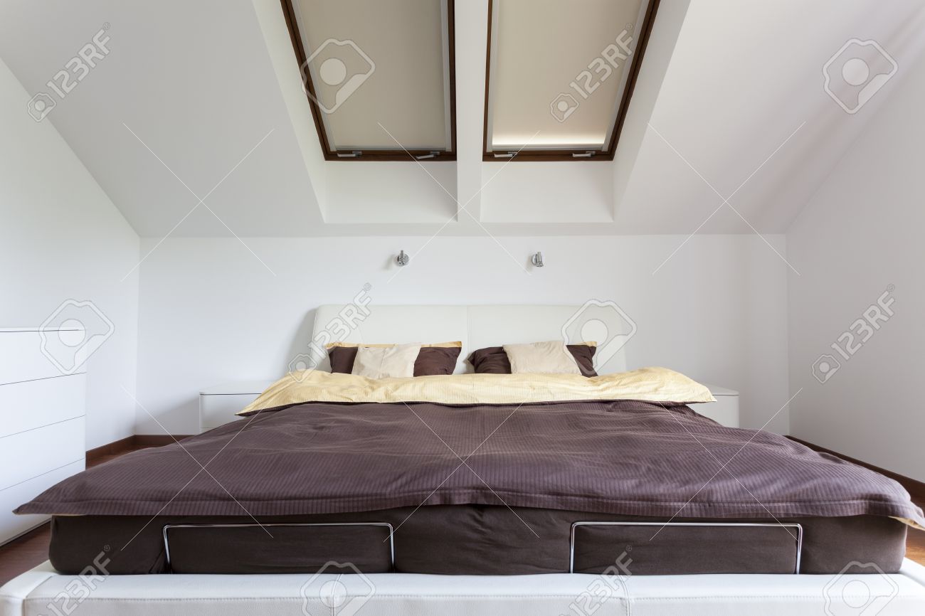 Elégant, moderne, chambre à coucher avec lit double banque d ...