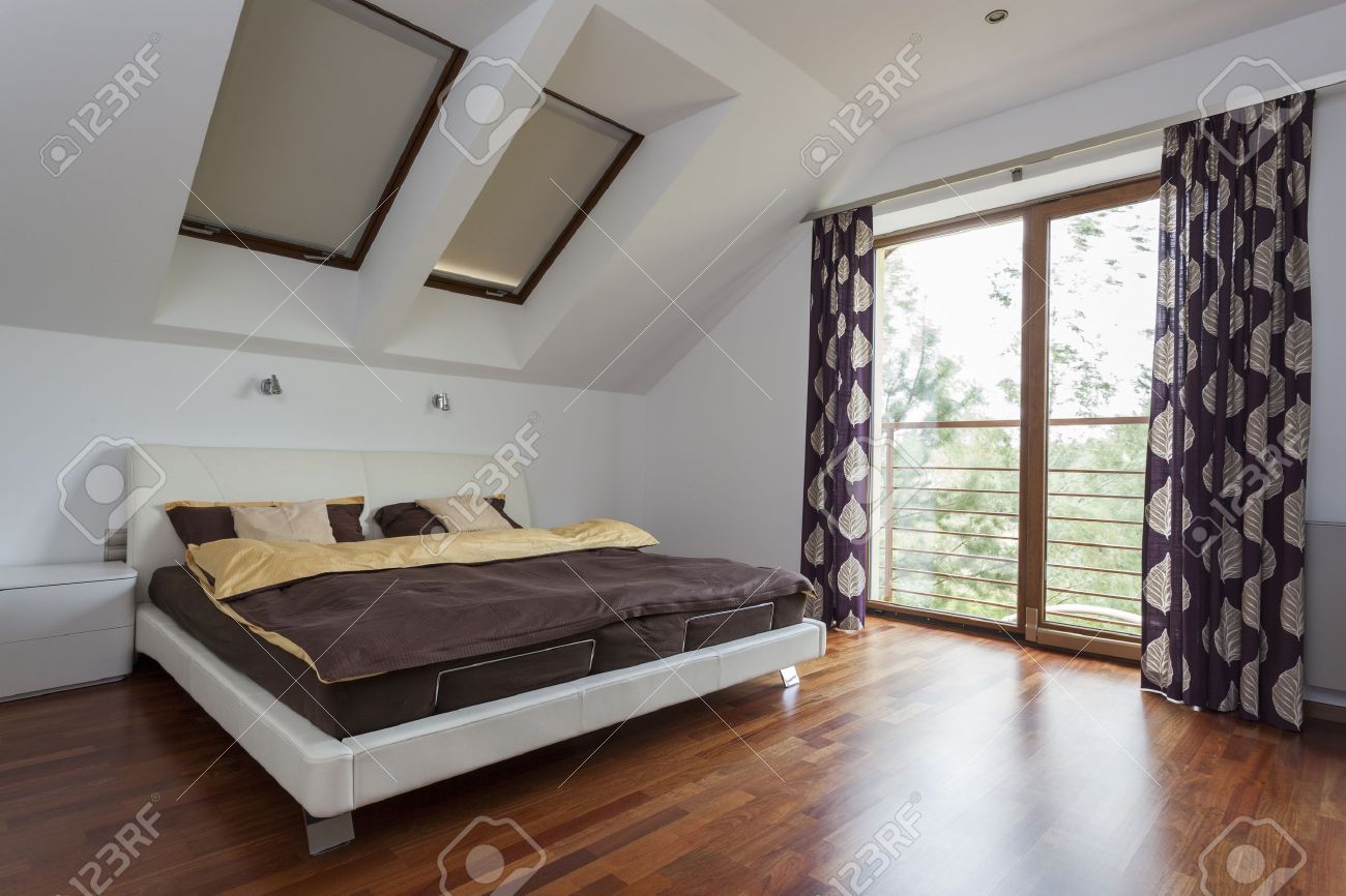 Elegante e moderna camera da letto con balcone foto royalty free ...