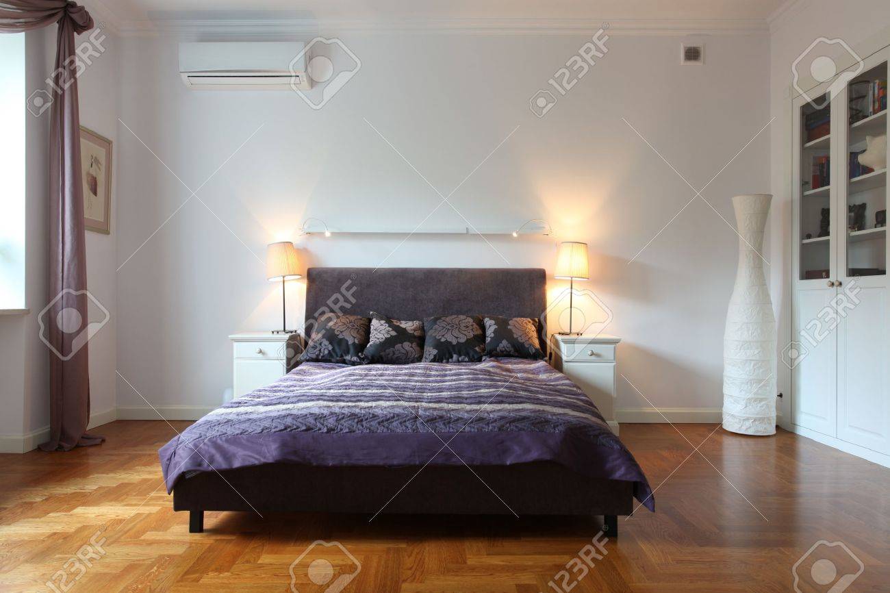 Stijlvolle witte slaapkamer met een paarse bed royalty vrije foto ...