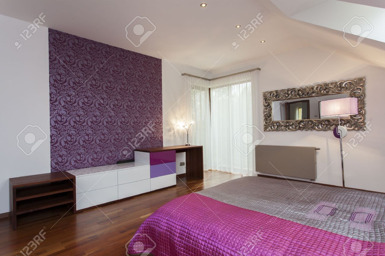 Violet slaapkamer met patroon behang op een muur royalty vrije ...
