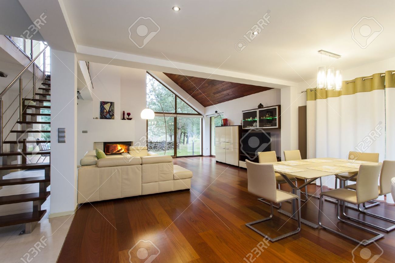 Rez de chaussée de la maison moderne avec plancher en bois banque ...