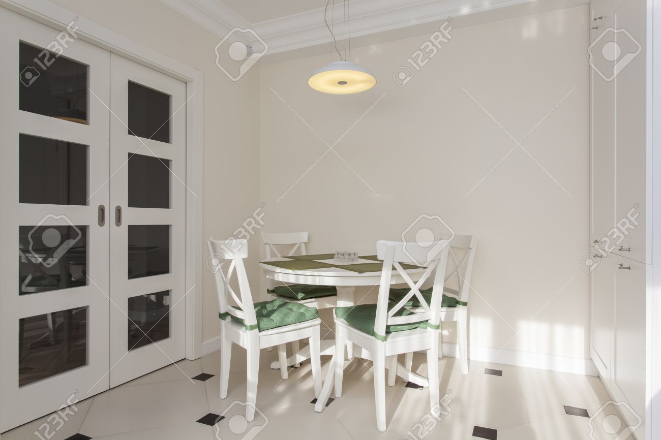 Table ronde blanche dans la cuisine moderne et lumineux banque d ...