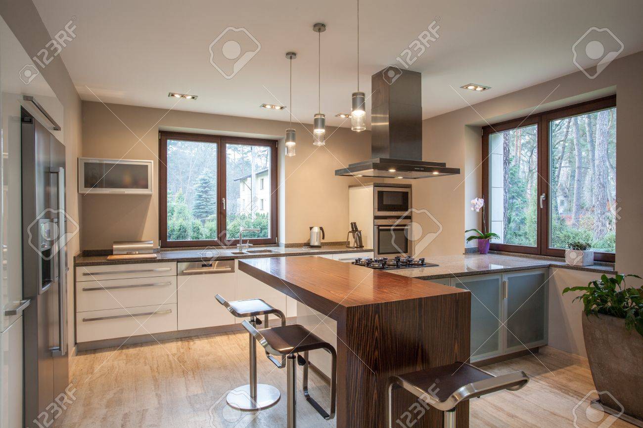 Travertin maison vue d'un lumineux, cuisine moderne banque d ...