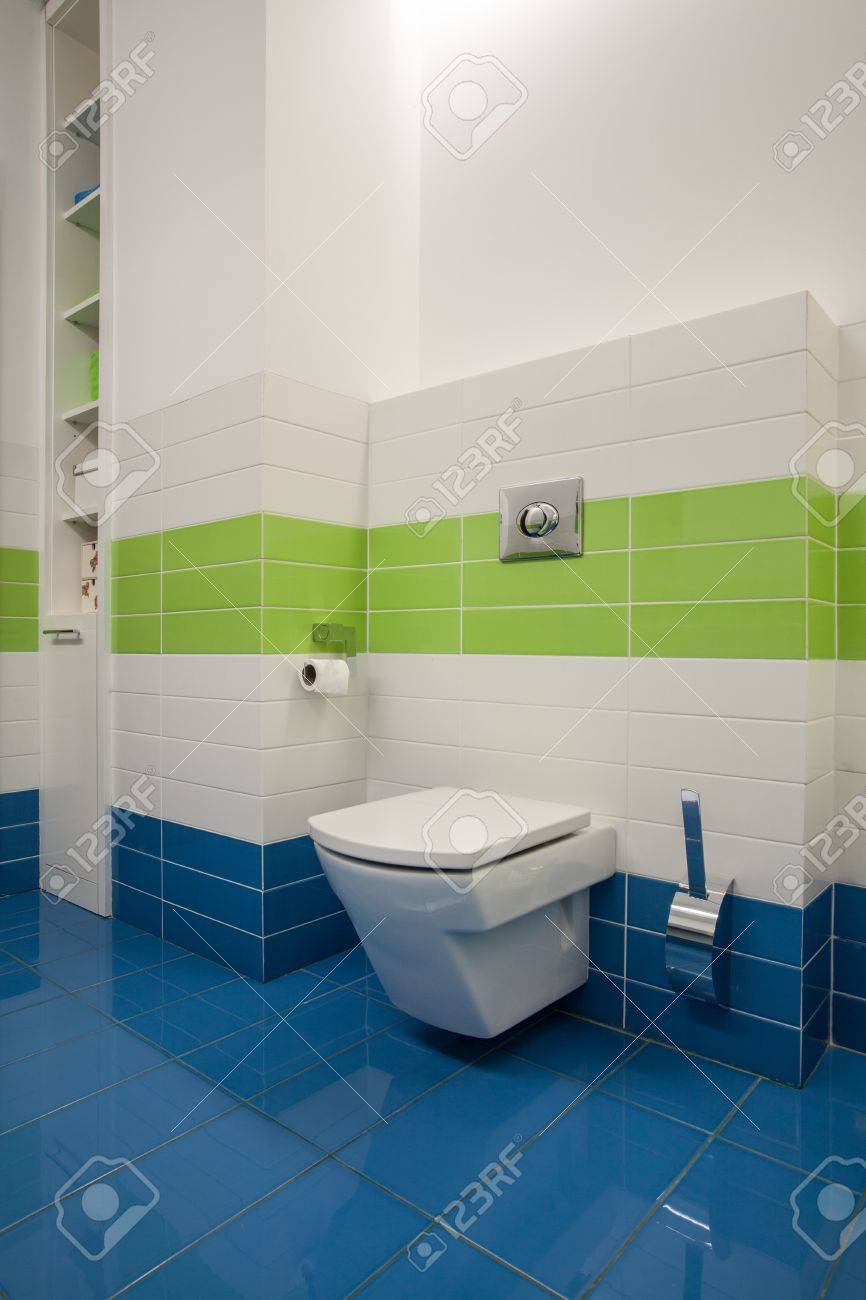 Travertin maison grande baignoire dans salle de bain coloré ...