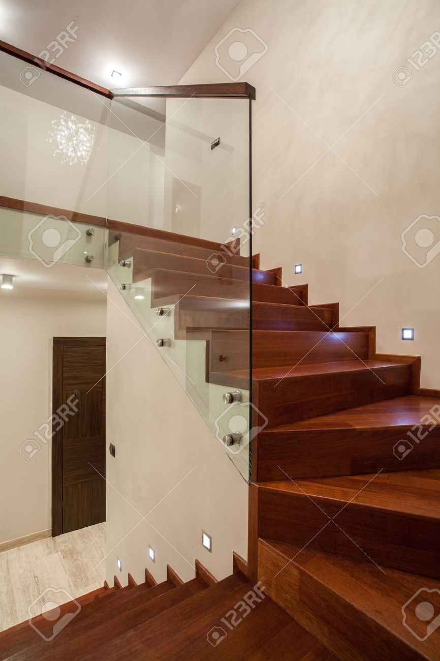 Travertin hus trä glas trappa i modern interiör royalty fria ...