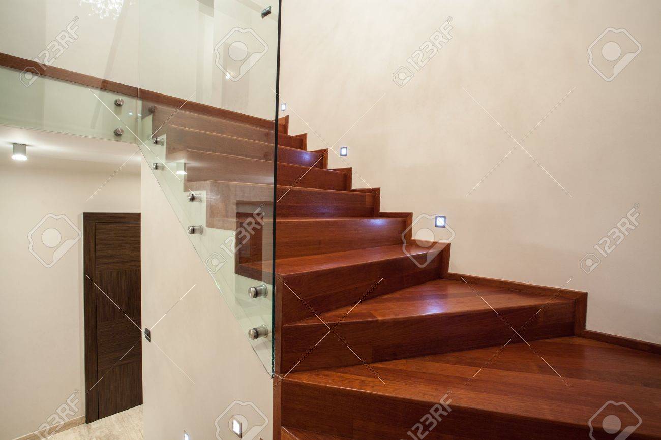 Travertin maison moderne en verre, le métal et escalier en bois ...