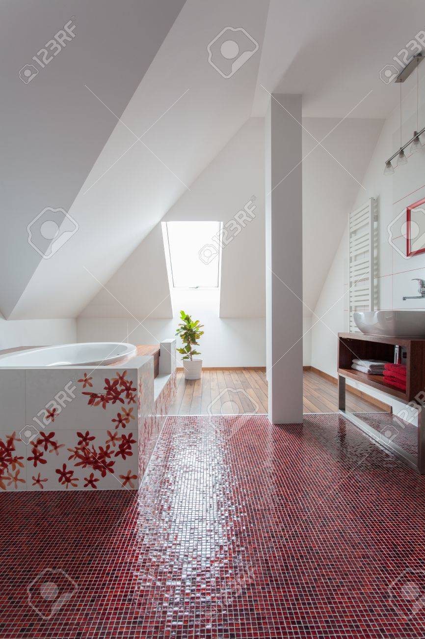 Ruby house original interni bagno moderno con pavimento rosso ... Pavimento moderno