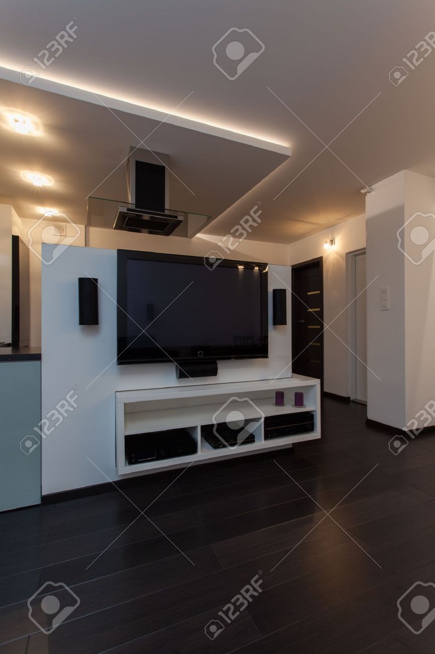 Minimalist lägenhet moderna apparater, stor tv i vardagsrummet ...