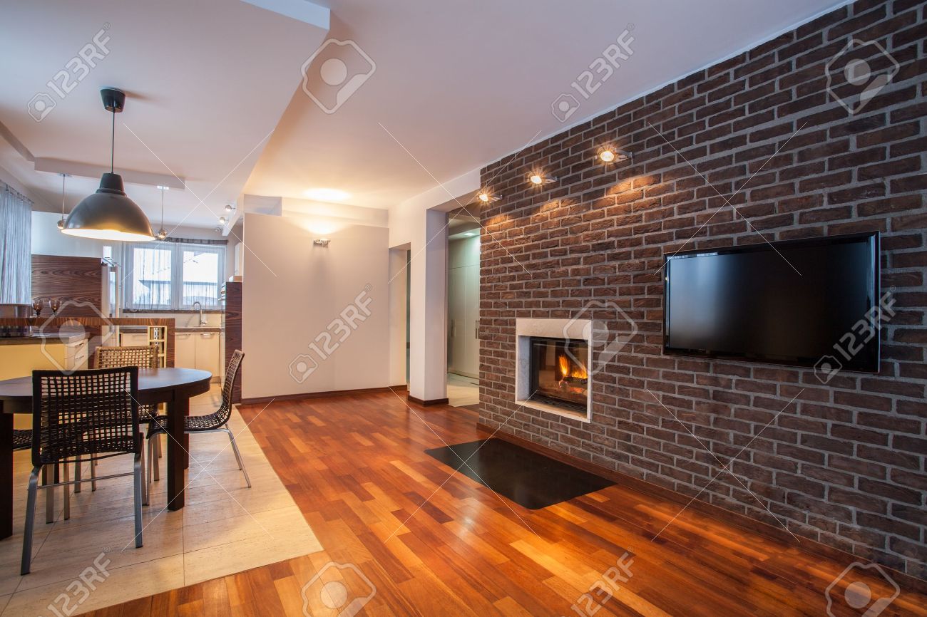 Landhuis eetkamer met bakstenen muur en open haard royalty vrije ...