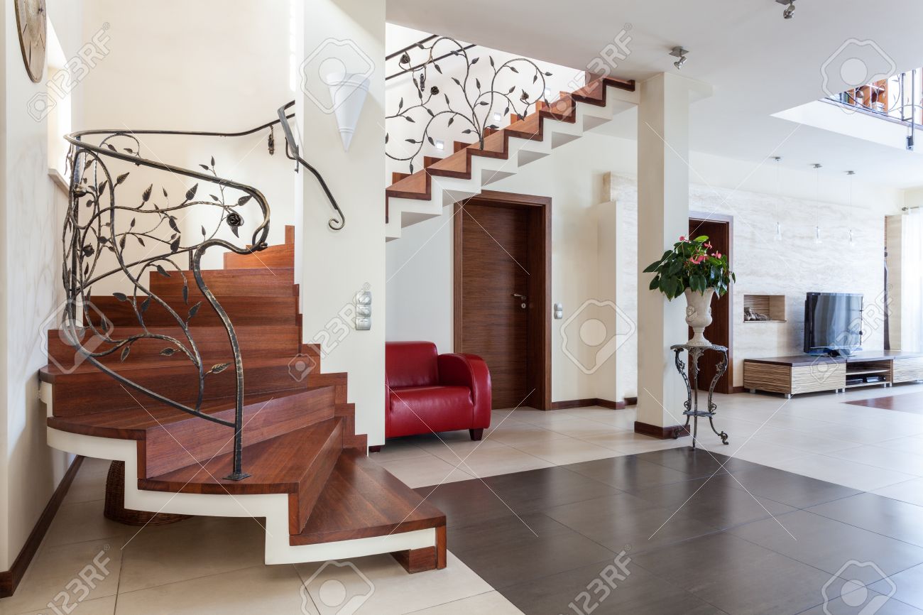 Classy house woonkamer interieur met klassieke trap royalty ...